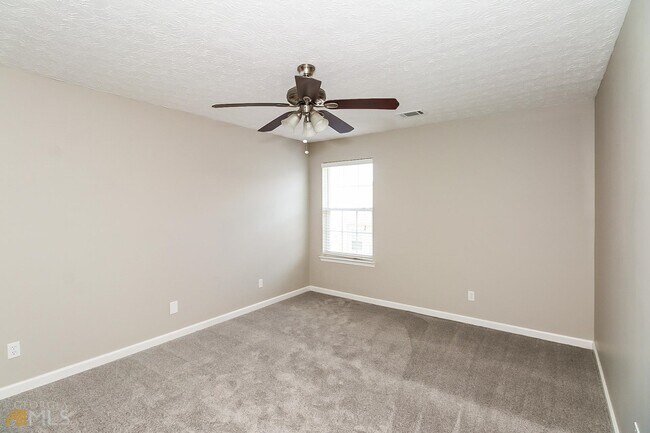 Building Photo - 2840 Lakeside Cir