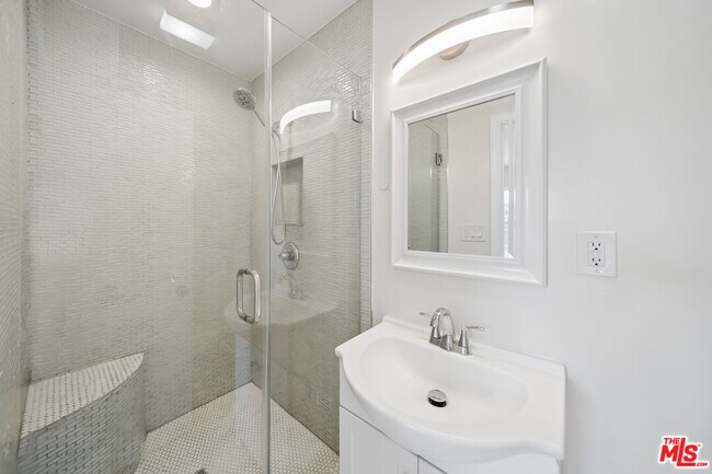 Building Photo - 7946 Fountain Ave