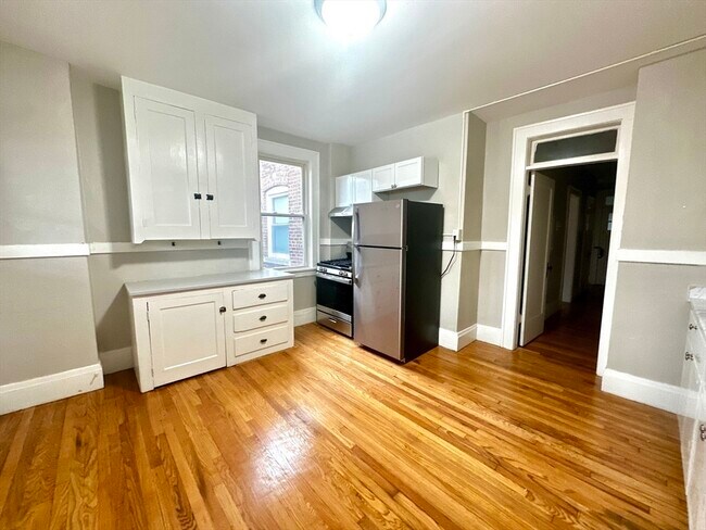 Building Photo - 589 Pleasant St