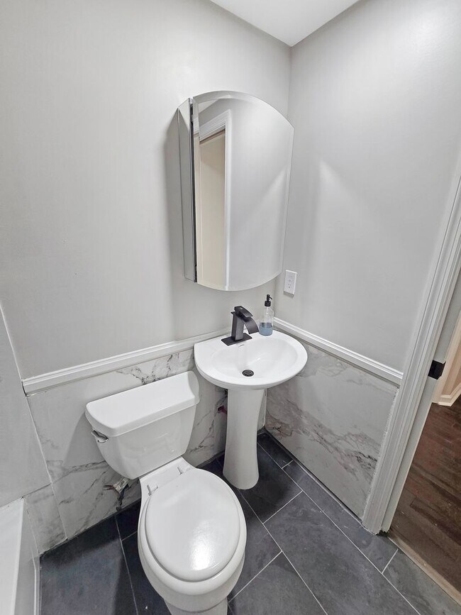 Building Photo - COMPLETELY RENOVATED 4 Bedroom/2 Bath Harv...