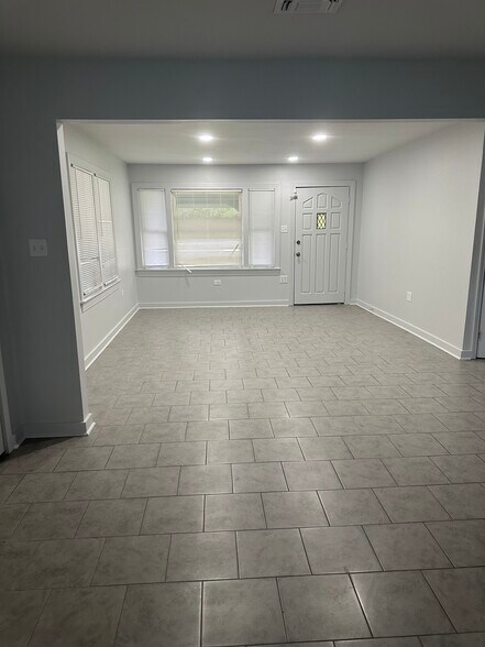 Building Photo - 729 Kenney St