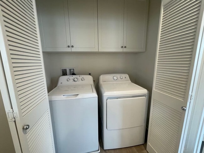 Building Photo - Beautifully upgraded townhome with 2-car i...