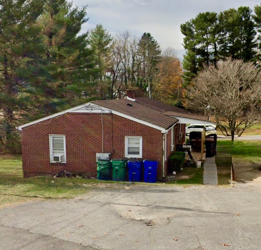 Building Photo - 1102 Airport Rd