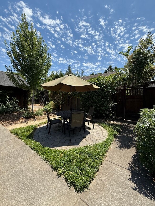 Building Photo - 2 Bedroom 1 Bathroom Updated Single Family...