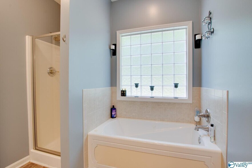 Building Photo - 2401 Ermine Dr