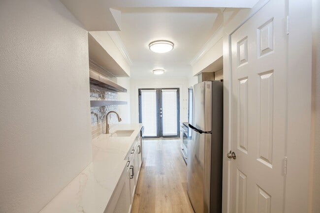 Building Photo - Remodeled Central Dallas Condo