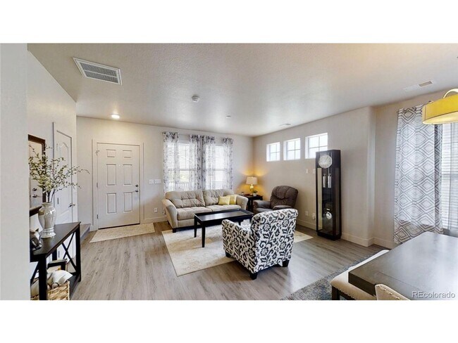 Building Photo - Available 4/2: Beautiful End Unit Townhome in Cherrywood Park
