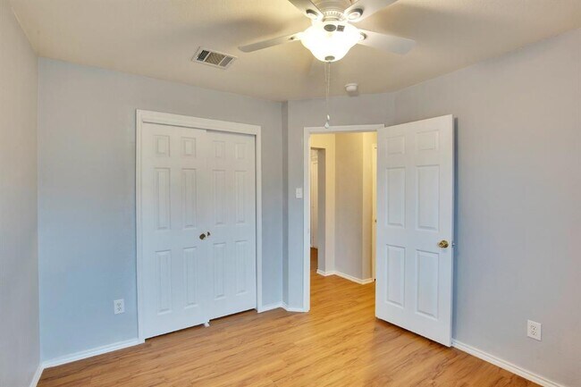 Building Photo - 1002 Remington Dr