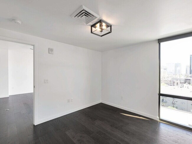 Building Photo - "Spacious 2-Bed, 2-Bath Gem in the Heart of Phoenix - 1188 Sq Ft of Modern Living!"