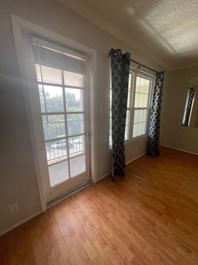 Building Photo - 910 Duncan Ln