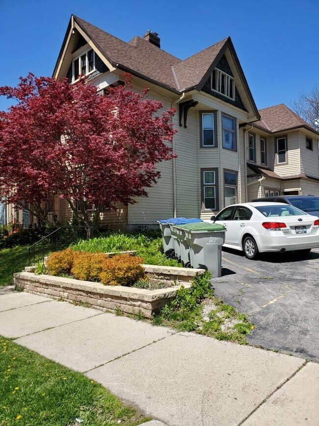 1006 E Kewaunee St 1006 E Kewaunee St Milwaukee WI 53202 Apartment
