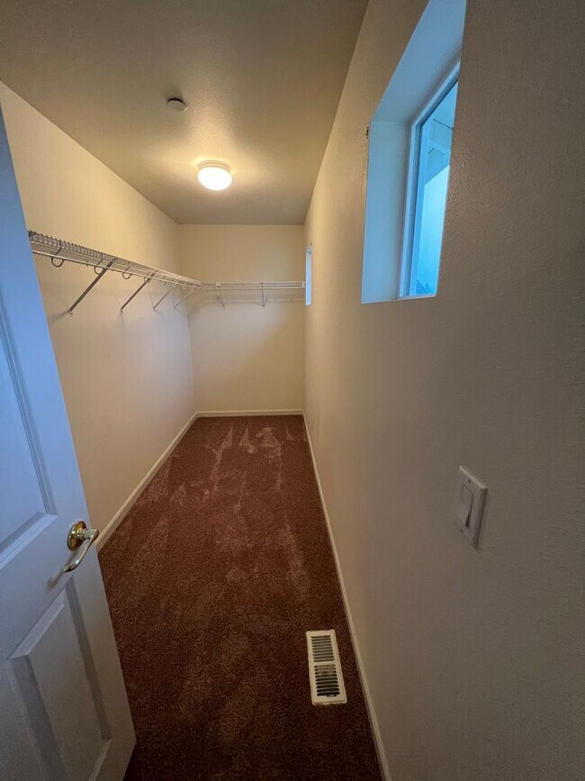 Building Photo - 3 Bedroom DuPont Home with Loft