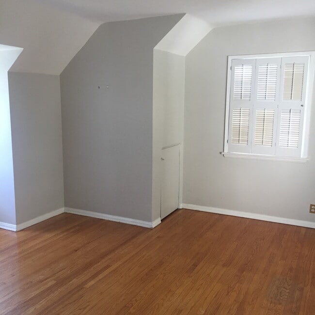 Master bedroom, hardwood floors, one walk in closet. - 3037 Motor Ave