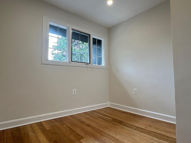 Building Photo - 411 Hampton Ct