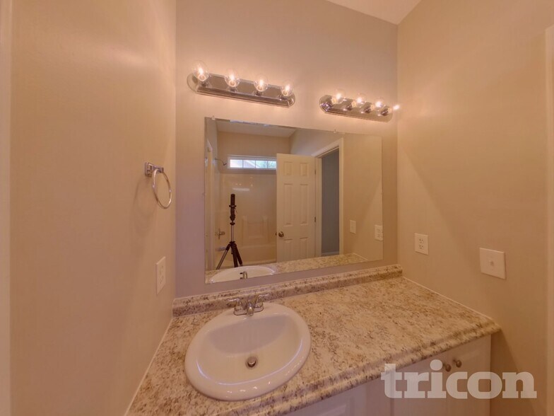 Building Photo - 207 Lockleven Dr