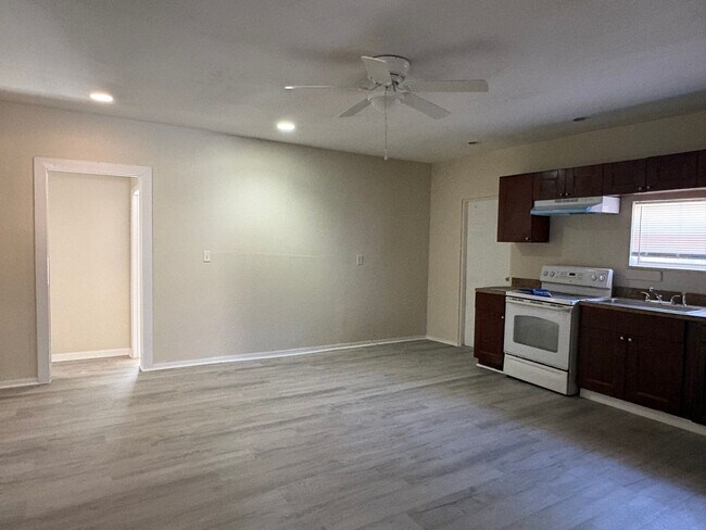 Building Photo - Single family home 5bed/3bath $1800/month ready now!