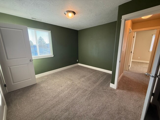 Building Photo - 4 Bed/2.5 Bath Single Family Home in SE Bend