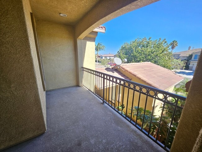 Building Photo - Executive home in South Corona!