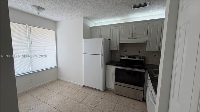 Building Photo - 2550 Riverside Dr