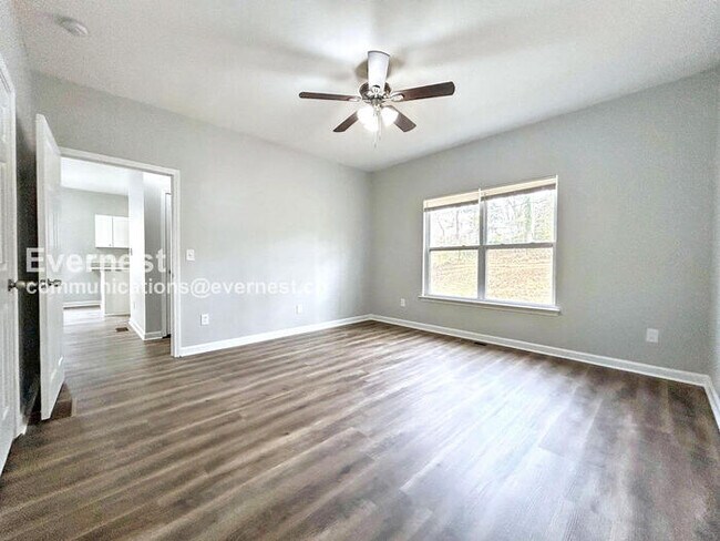 Building Photo - Fast-Track Savings /6 Bed, 3 Bath Home with Fenced Yard & Off-Street Parking / Pet-Friendly / Ava...