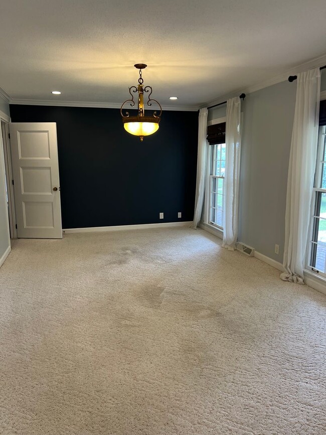 Building Photo - Single Family Home on almost an acre, 4 be...
