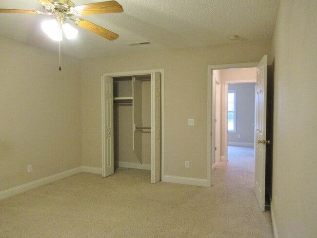 Building Photo - Landmark Pointe 3 Bedroom, 2 Bath-Lawn mai...