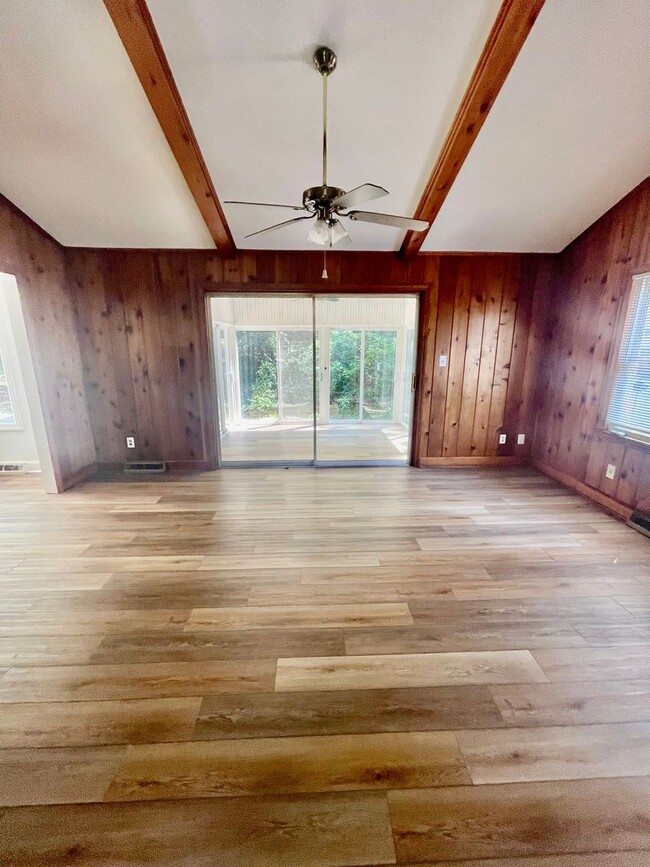 Building Photo - Welcome to the Classic 3 bedroom 1 1/2 bat...