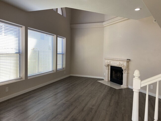 Building Photo - Must See 2/2.5 Condo in Pointe South Mount...