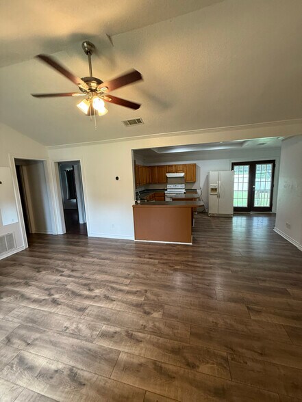 Building Photo - 727 Circle Dr