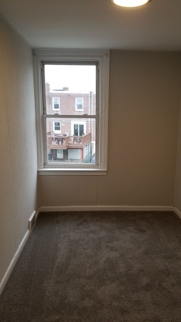 Building Photo - Updated Row - Holmesburg