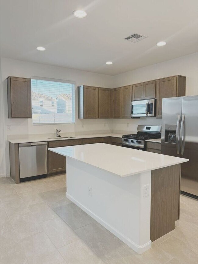 Building Photo - NEW 5 BEDROOM 3 BATHROOM HOME AVILABLE FOR RENT!