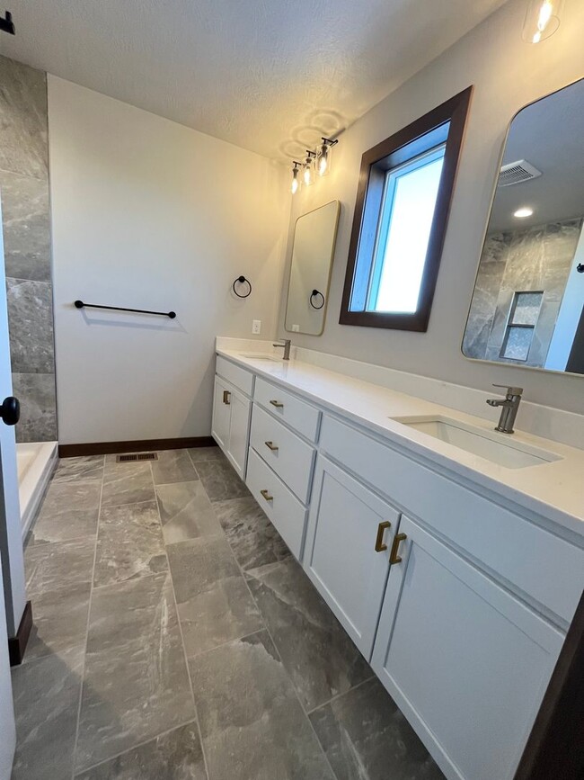 Building Photo - Newly Constructed 3 Bed/2.5 Bath Townhome in Aspen Ridge!