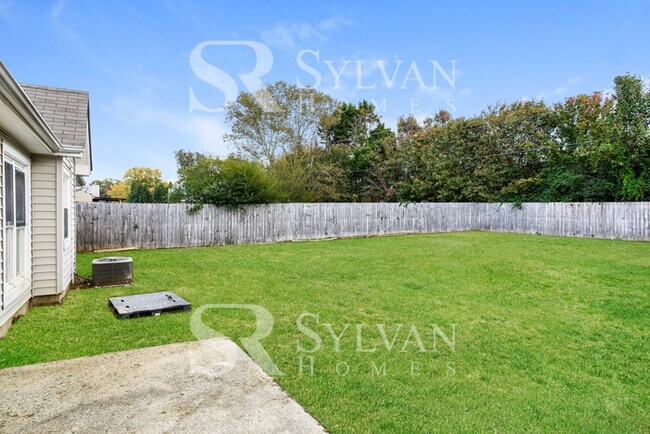 Building Photo - This home exudes a cheerful and welcoming charm!