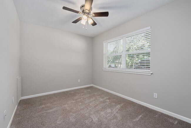 Building Photo - 3408 Dallis Dr