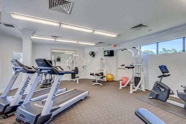 Building Photo - 500 Uno Lago Dr