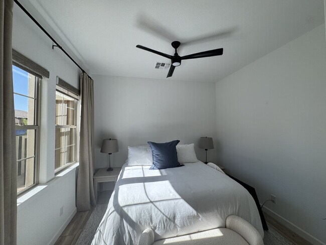 Building Photo - 120 E Iloca Ln