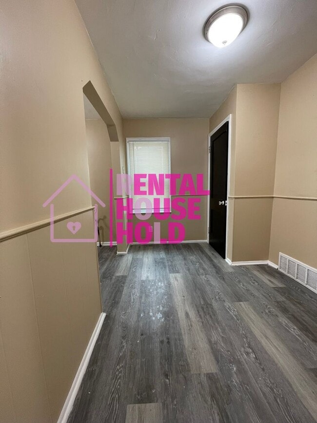 Building Photo - ~ 3 BEDROOM 1.5  BATH SINGLE FAMILY HOME~ ...