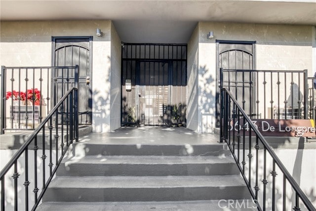 Building Photo - 6643 De Longpre Ave