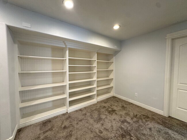 Building Photo - Stunning 6 Bed / 3 Bath | Great Location | Expansive Living Space