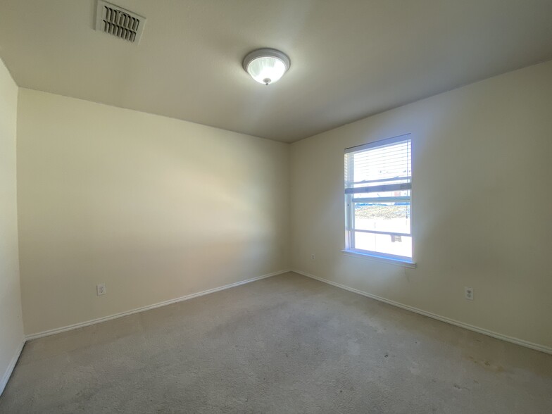 Building Photo - 2504 Kent Dr