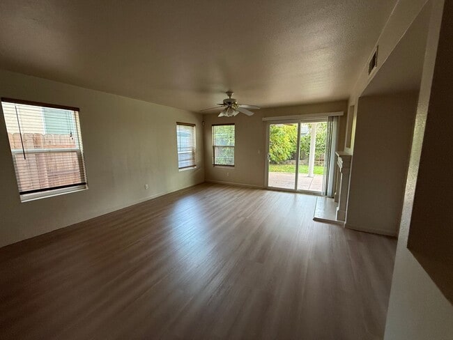 Building Photo - 2424 Sandpiper Ln