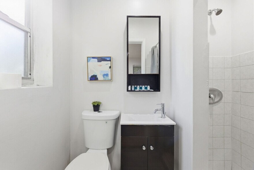 Building Photo - 6715 NE Miami Pl