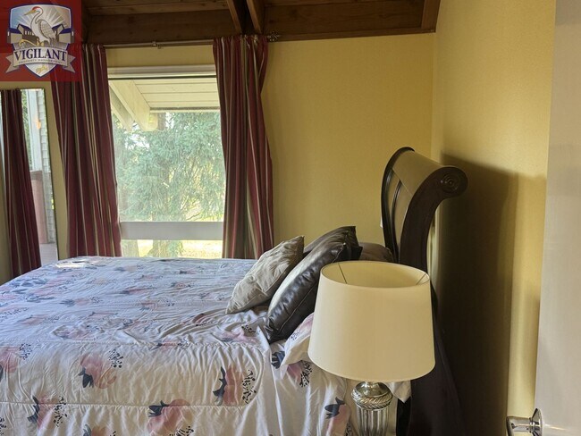 Building Photo - Amazing Furnished 4 bedroom home