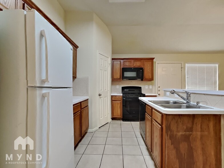 Building Photo - 807 Forest Star