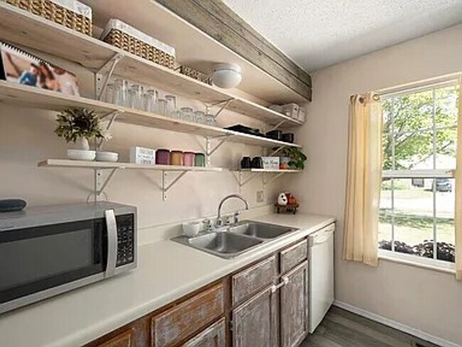 Building Photo - 3 Bed 2 Bath 2 Car Garage Available Now!!!