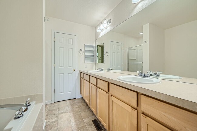 Building Photo - SW Longmont Townhome