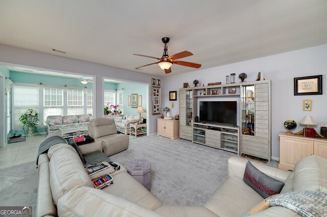 Building Photo - 230 Begonia Ct