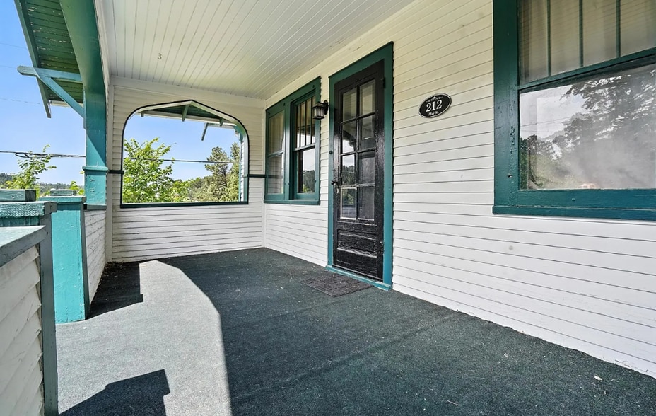 Building Photo - 212 May St