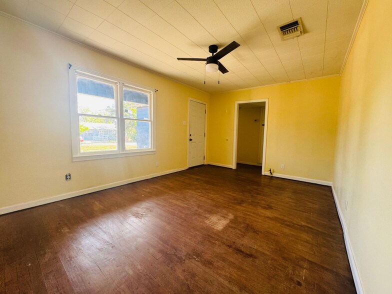 Building Photo - 1405 Hassell St