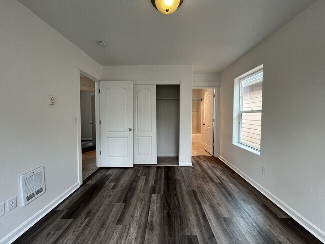 Building Photo - Bright End-Unit Townhouse with a Loft & Covered Patio